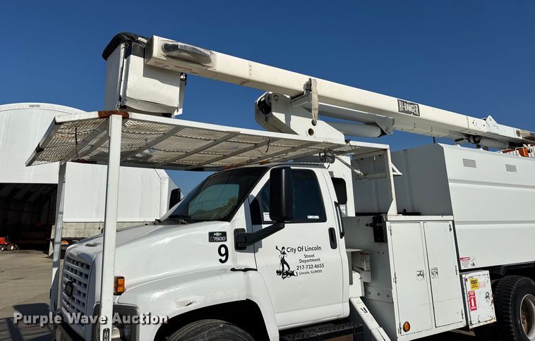 image for item ER0270 2003 Chevrolet C7500 forestry bucket truck