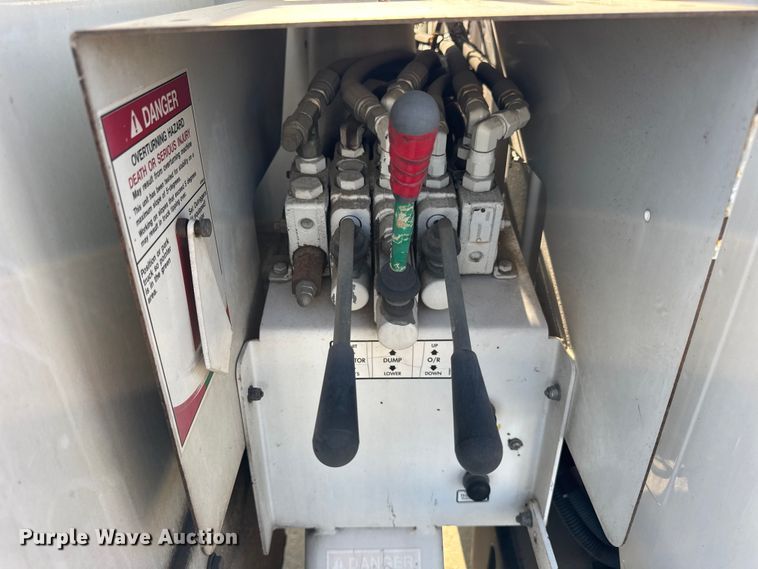 image for item ER0270 2003 Chevrolet C7500 forestry bucket truck