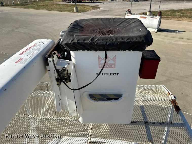 image for item ER0270 2003 Chevrolet C7500 forestry bucket truck