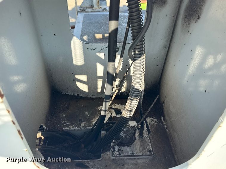 image for item ER0270 2003 Chevrolet C7500 forestry bucket truck