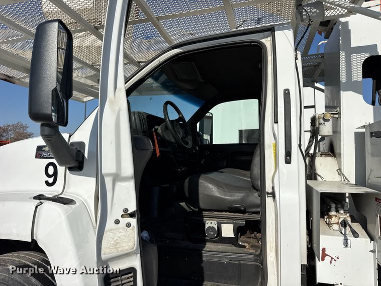 image for item ER0270 2003 Chevrolet C7500 forestry bucket truck