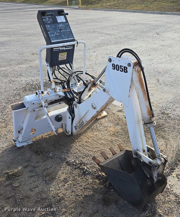 image for item ES2547 Bobcat 905B skid steer backhoe