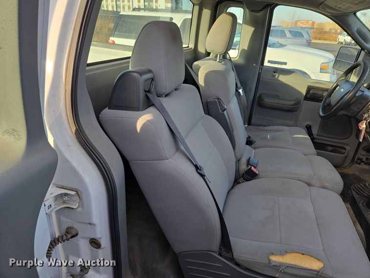 image for item ES2564 2005 Ford F150 pickup truck