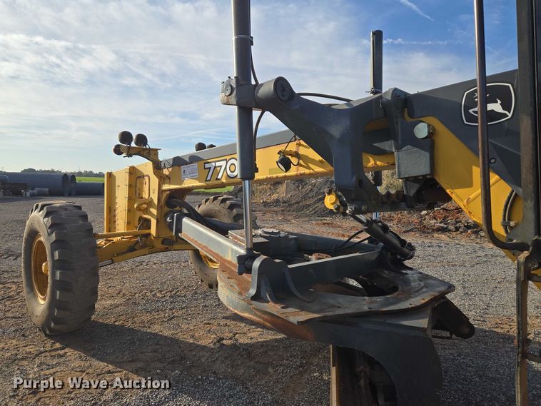 image for item ET5244 2006 John Deere 770D motor grader