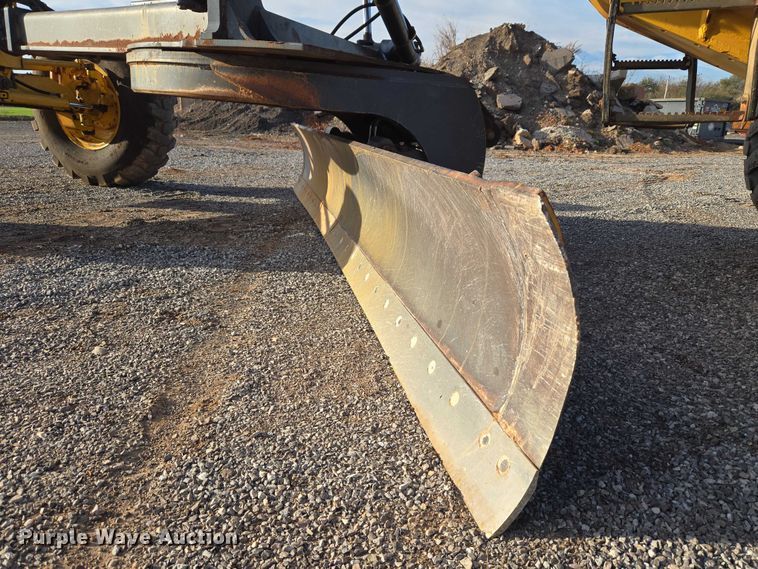 image for item ET5244 2006 John Deere 770D motor grader