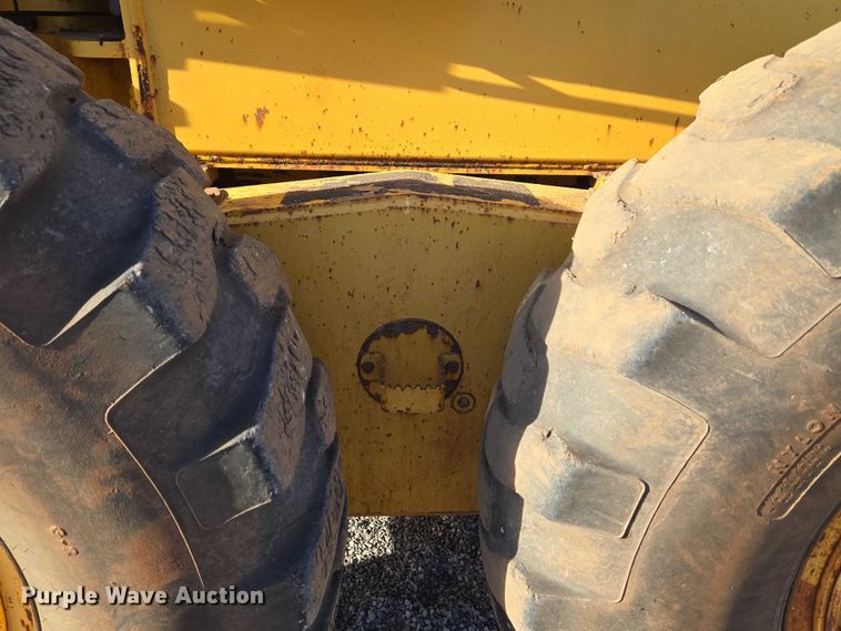 image for item ET5244 2006 John Deere 770D motor grader