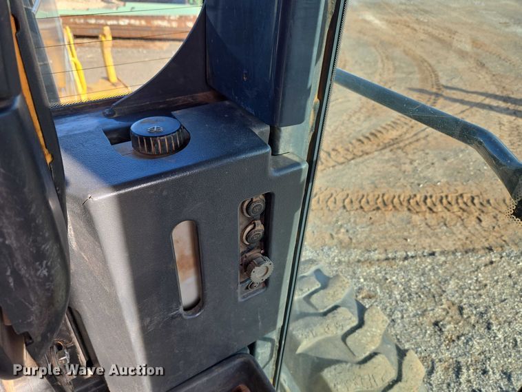 image for item ET5244 2006 John Deere 770D motor grader