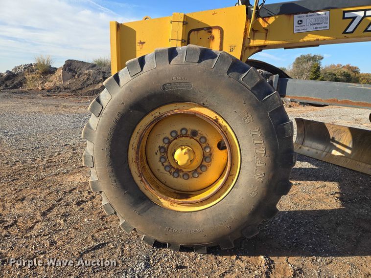 image for item ET5244 2006 John Deere 770D motor grader