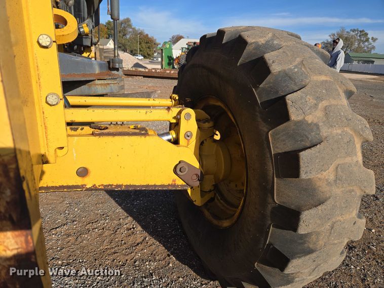 image for item ET5244 2006 John Deere 770D motor grader