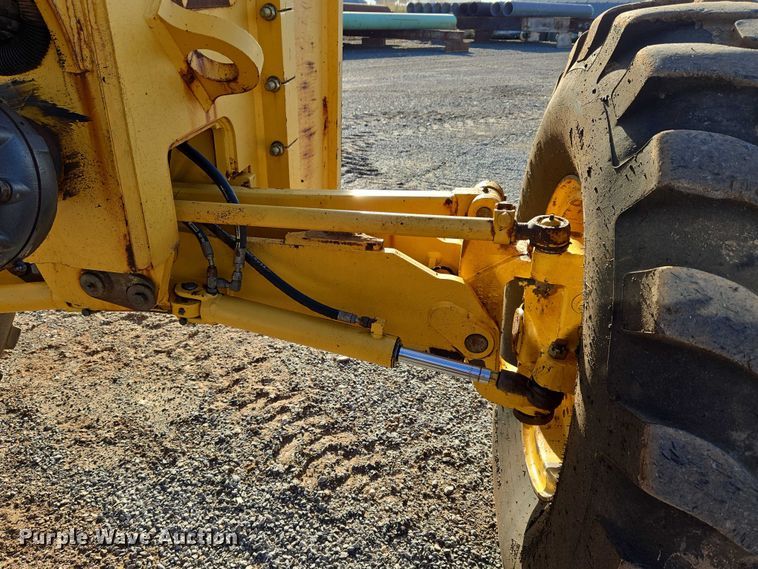 image for item ET5244 2006 John Deere 770D motor grader