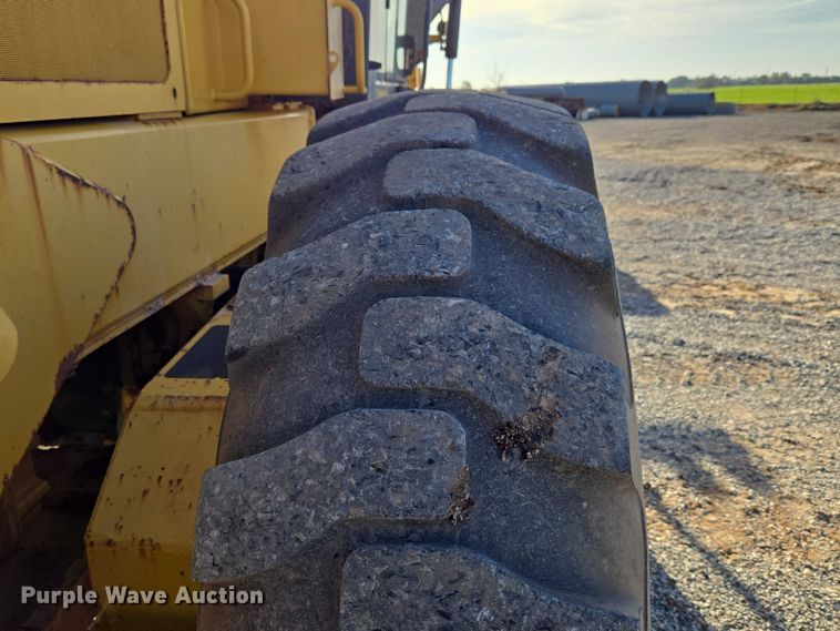 image for item ET5244 2006 John Deere 770D motor grader