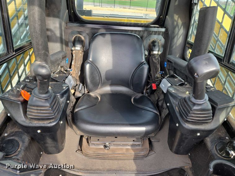 image for item ET5275 2023 Gehl VT320 tracked skid steer loader