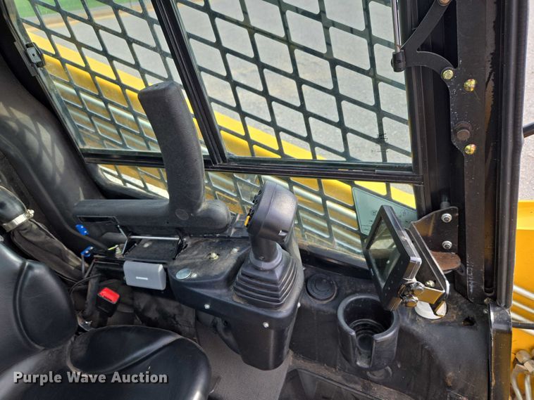 image for item ET5275 2023 Gehl VT320 tracked skid steer loader