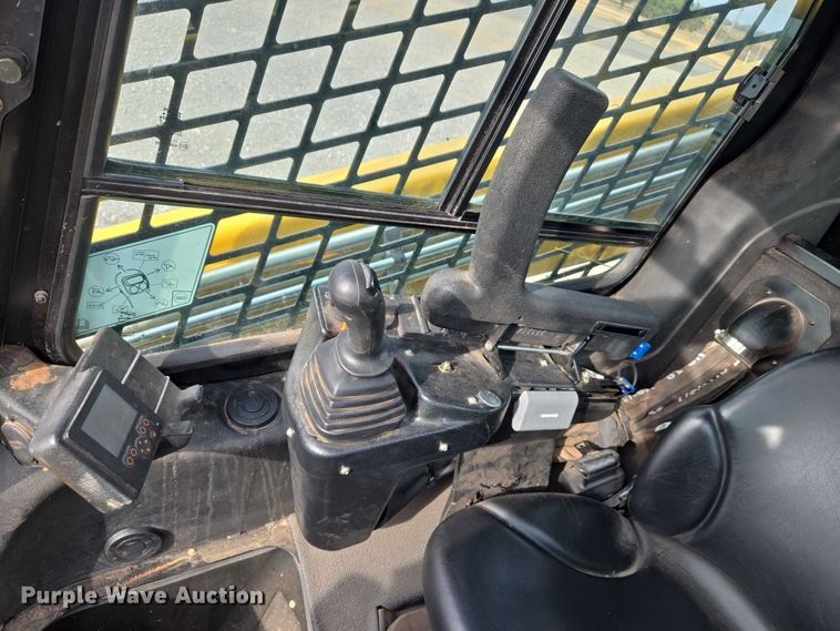 image for item ET5275 2023 Gehl VT320 tracked skid steer loader