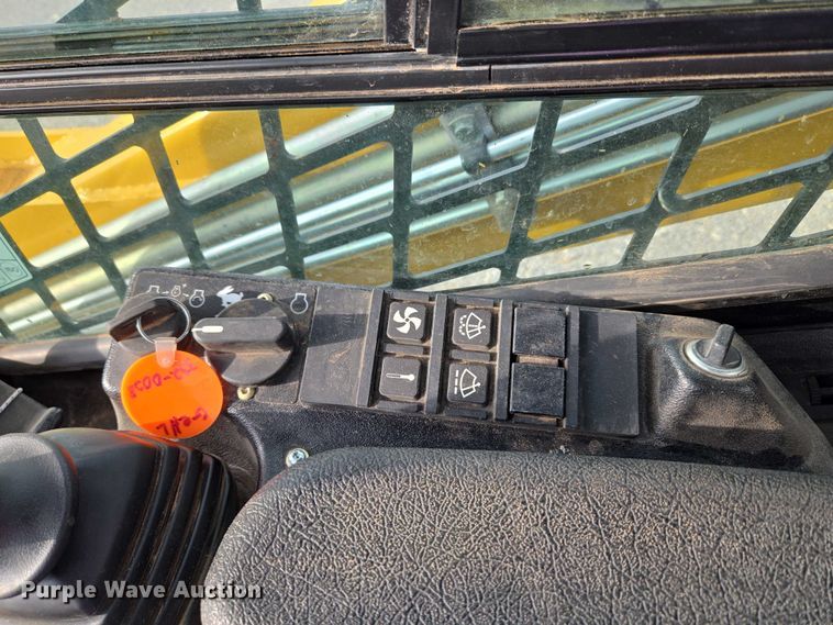 image for item ET5275 2023 Gehl VT320 tracked skid steer loader