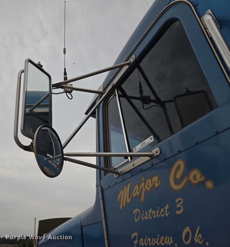 image for item ET5283 1995 Peterbilt 378 semi truck