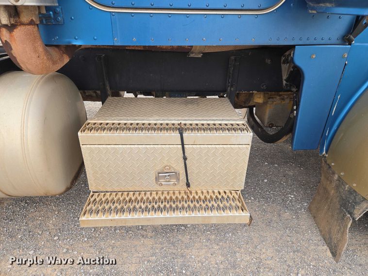 image for item ET5283 1995 Peterbilt 378 semi truck