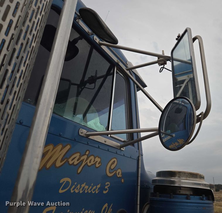 image for item ET5283 1995 Peterbilt 378 semi truck