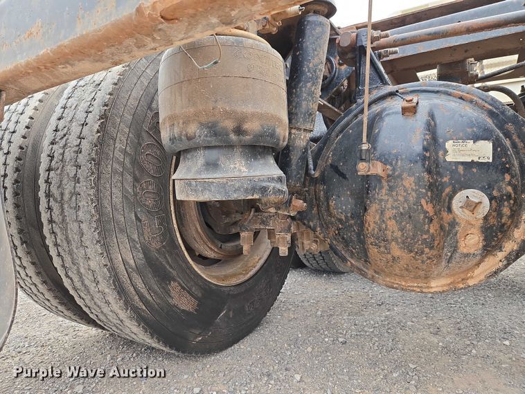 image for item ET5283 1995 Peterbilt 378 semi truck