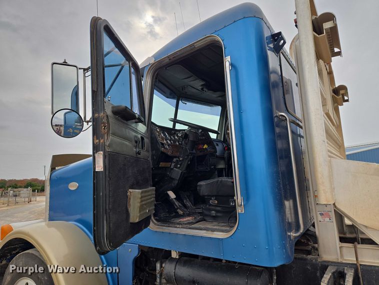 image for item ET5283 1995 Peterbilt 378 semi truck