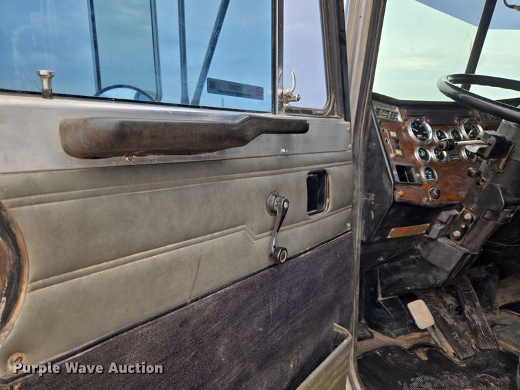 image for item ET5283 1995 Peterbilt 378 semi truck