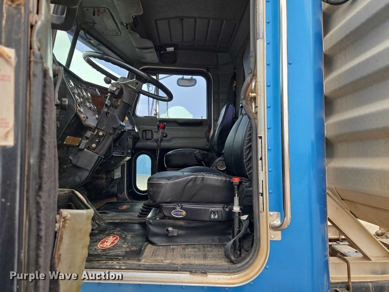 image for item ET5283 1995 Peterbilt 378 semi truck