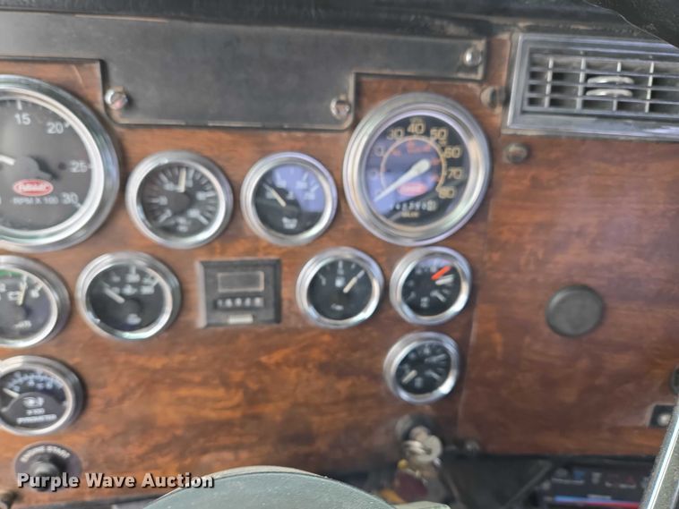 image for item ET5283 1995 Peterbilt 378 semi truck