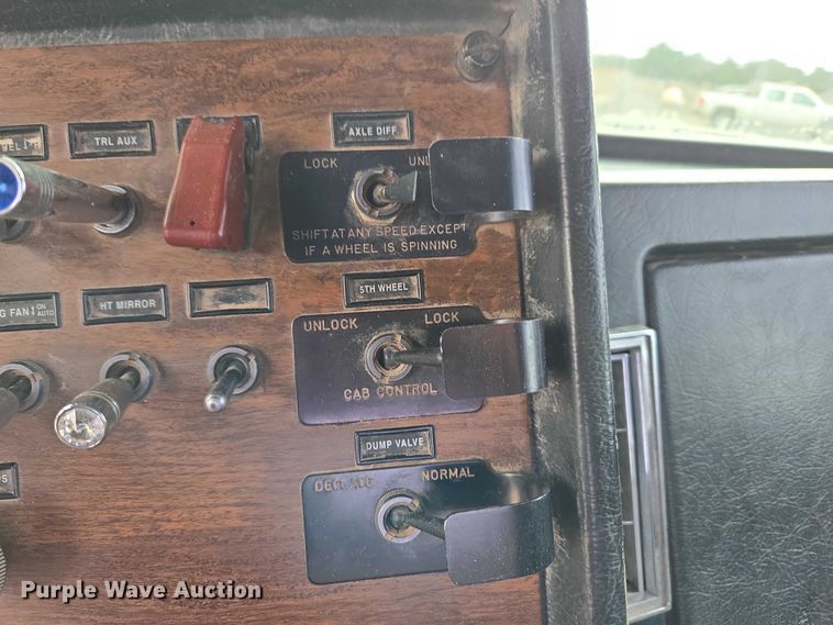 image for item ET5283 1995 Peterbilt 378 semi truck