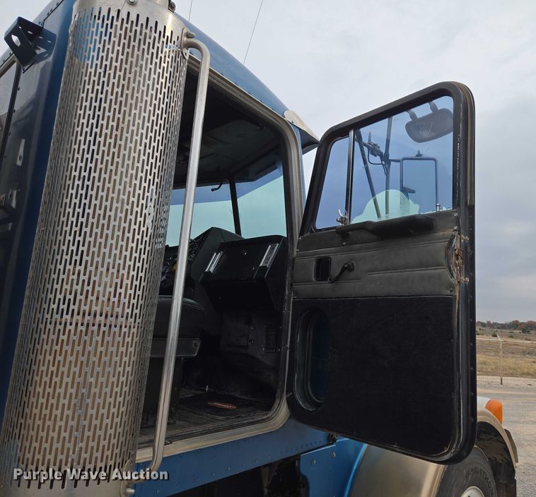 image for item ET5283 1995 Peterbilt 378 semi truck