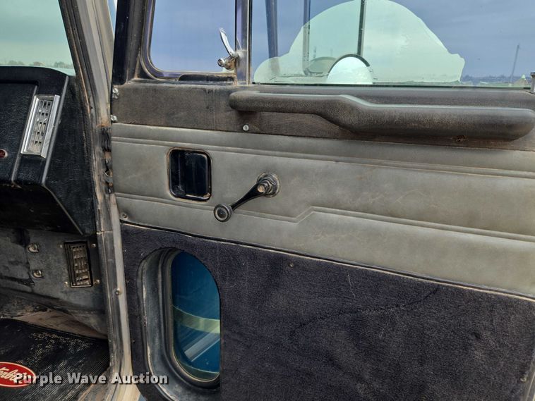 image for item ET5283 1995 Peterbilt 378 semi truck