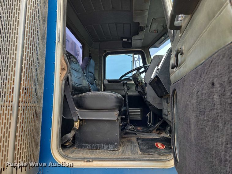 image for item ET5283 1995 Peterbilt 378 semi truck