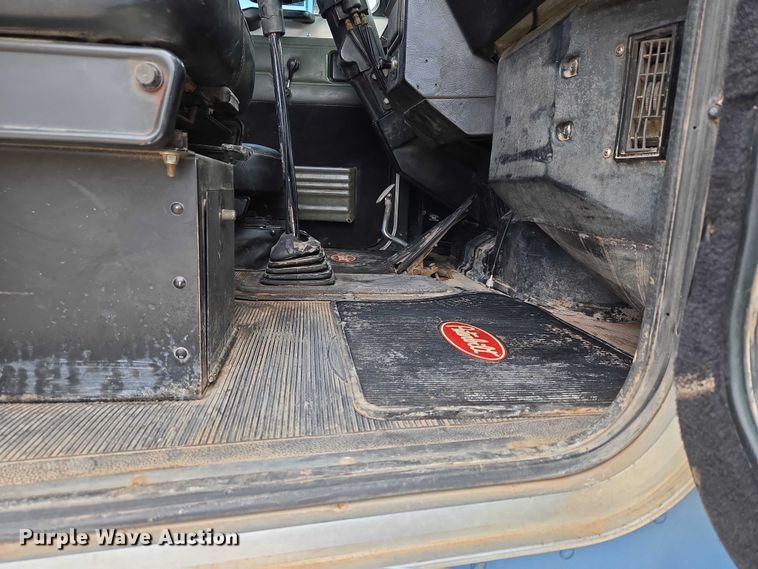 image for item ET5283 1995 Peterbilt 378 semi truck