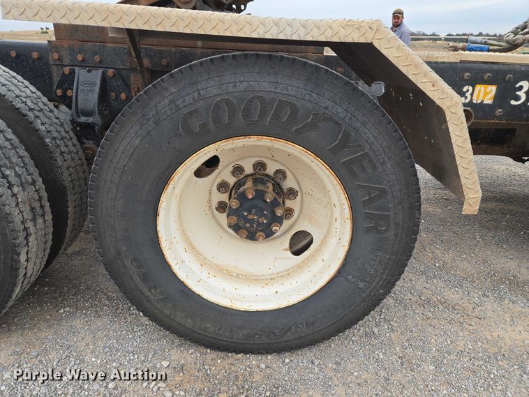 image for item ET5283 1995 Peterbilt 378 semi truck