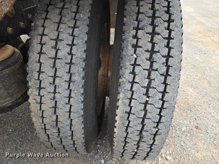 image for item ET5283 1995 Peterbilt 378 semi truck