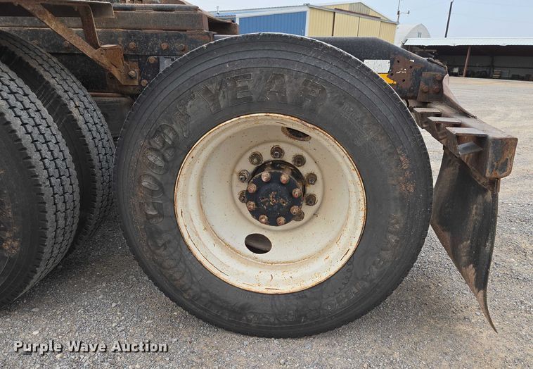 image for item ET5283 1995 Peterbilt 378 semi truck