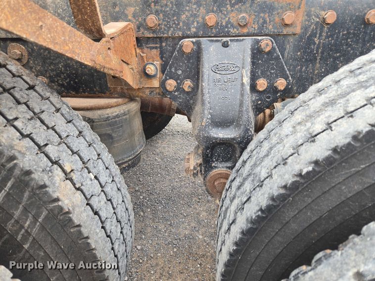 image for item ET5283 1995 Peterbilt 378 semi truck