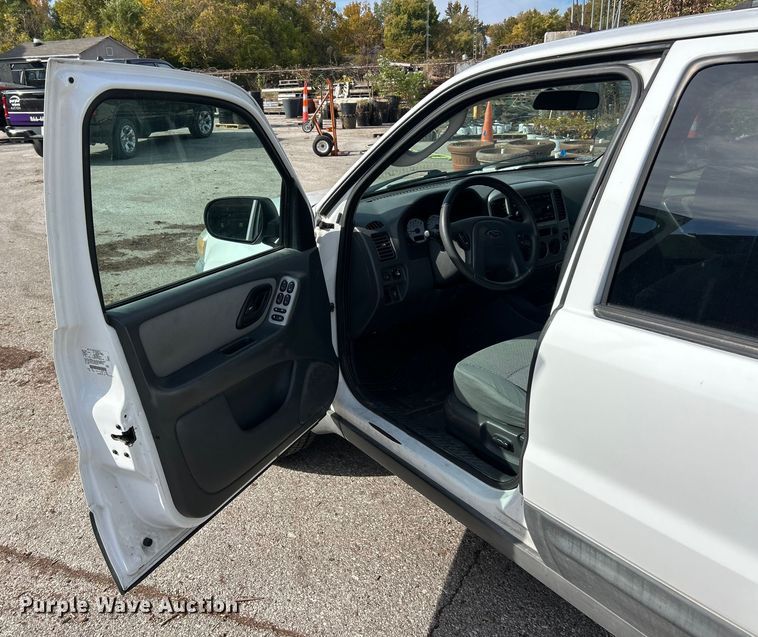 image for item ET6610 2005 Ford Escape SUV