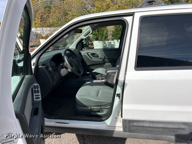 image for item ET6610 2005 Ford Escape SUV