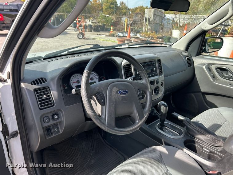 image for item ET6610 2005 Ford Escape SUV