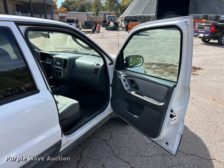 image for item ET6610 2005 Ford Escape SUV