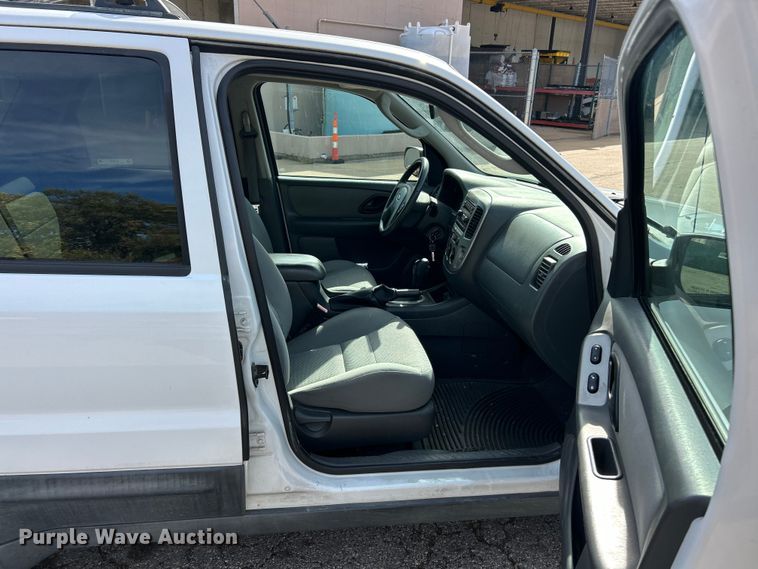image for item ET6610 2005 Ford Escape SUV
