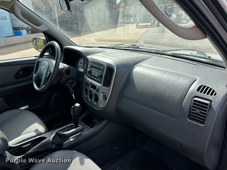 image for item ET6610 2005 Ford Escape SUV