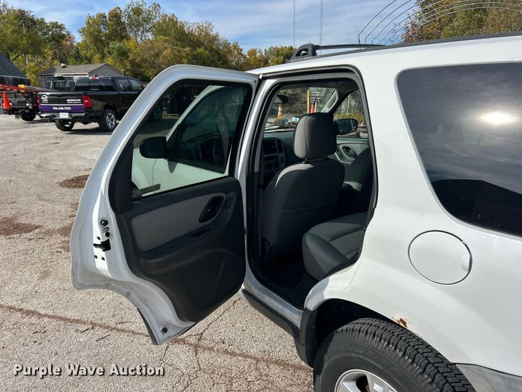 image for item ET6610 2005 Ford Escape SUV
