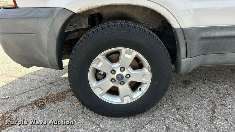 image for item ET6610 2005 Ford Escape SUV