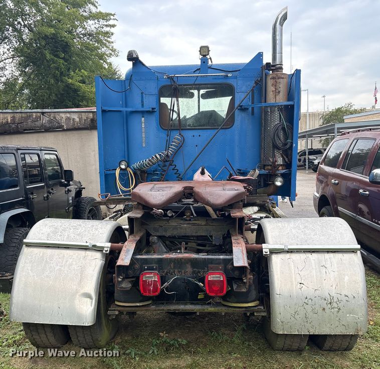 image for item ET7061 1998 Freightliner FLD semi truck