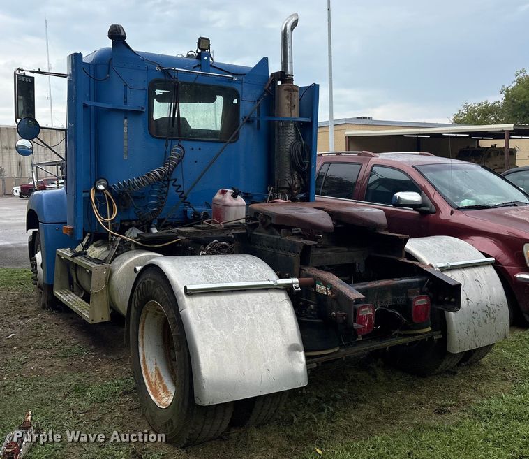 image for item ET7061 1998 Freightliner FLD semi truck