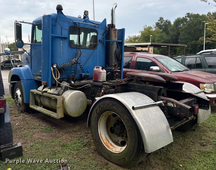image for item ET7061 1998 Freightliner FLD semi truck