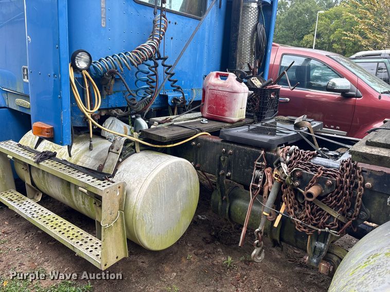 image for item ET7061 1998 Freightliner FLD semi truck