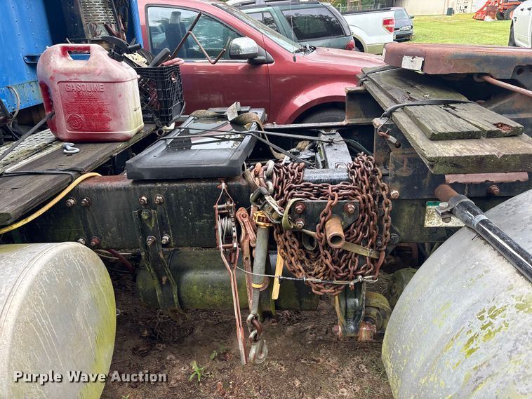 image for item ET7061 1998 Freightliner FLD semi truck