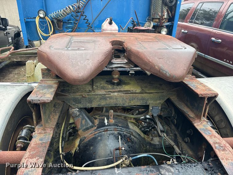 image for item ET7061 1998 Freightliner FLD semi truck